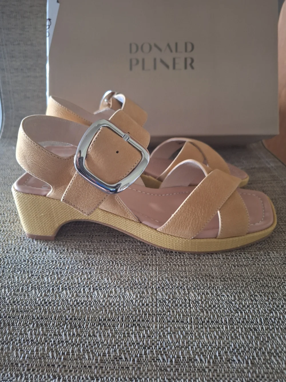 NIB Donald J. Pliner Women's Tan Buckle Sandal Size 6
